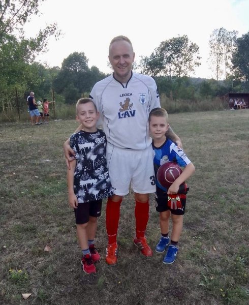 Miloš sa decom na fudbalskom terenu